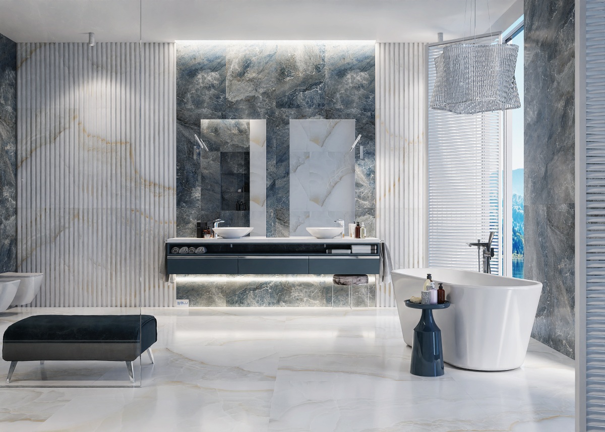 Salon kąpielowy z płytkami imitującymi marmur.